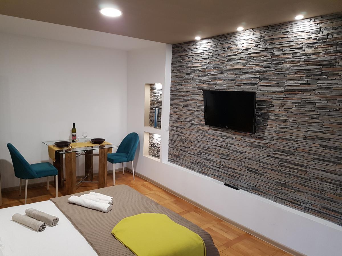 Woodstone Apartment بلوييست المظهر الخارجي الصورة